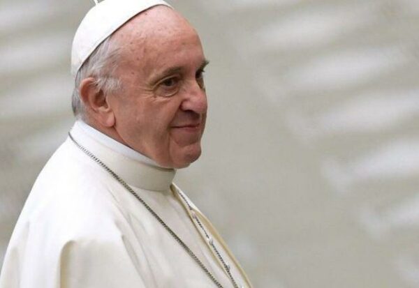 Vaticano diz que Papa Francisco vai passar por cirurgia de emergência