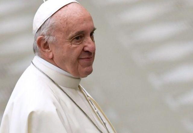 Vaticano diz que Papa Francisco vai passar por cirurgia de emergência