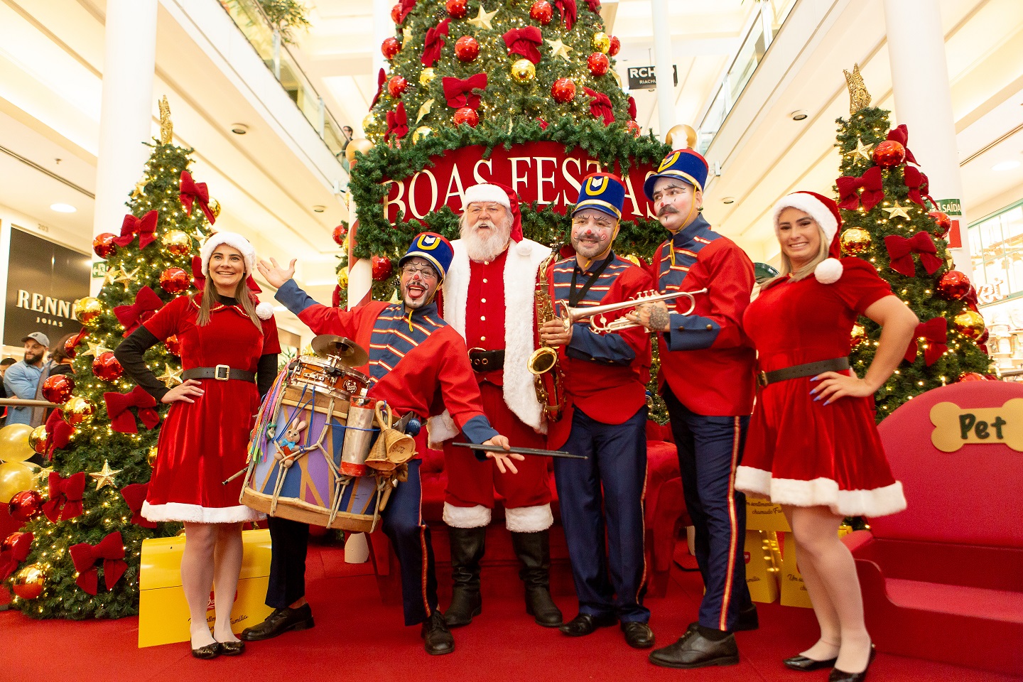 Shopping de Curitiba inaugura decoração de Natal com árvore de oito metros  e Papai Noel - Massa News