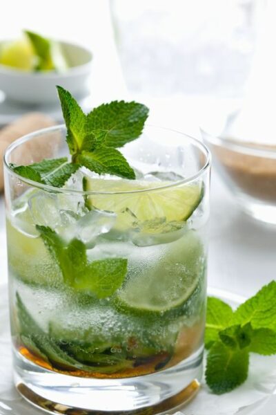 Mojito tradicional é destaque refrescante no menu de drinks do