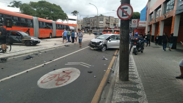 estragos caminhão desgovernado curitiba