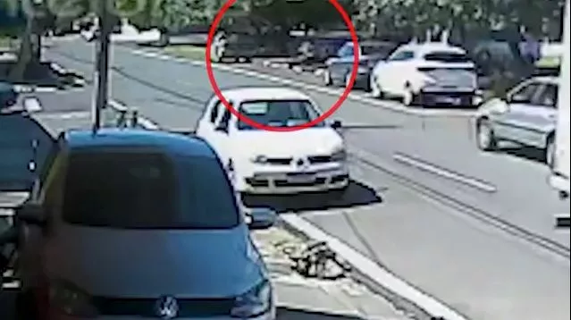 Uma senhora atravessava a rua quando foi atingida pelo veículo