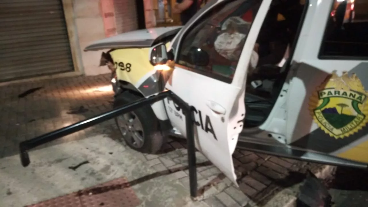 Motorista fura sinal e bate em viatura da Polícia Militar