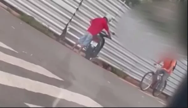 Motociclista atrapalhado bate a moto e leva tombo