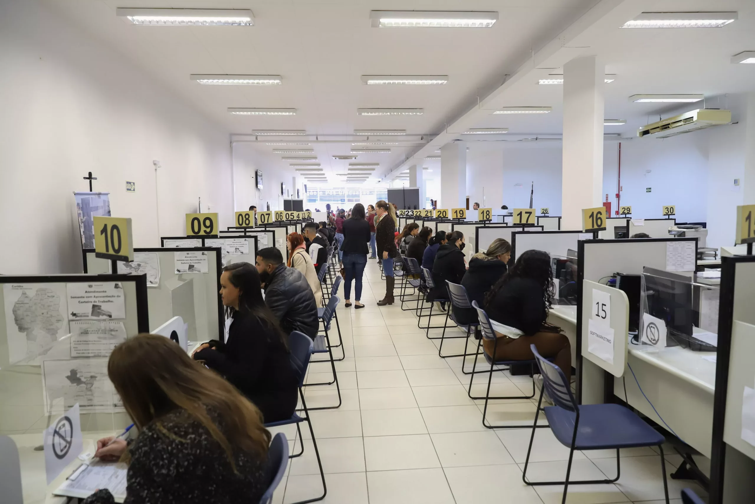 Agências do Trabalhador ofertam 12,4 mil vagas em todo o Paraná