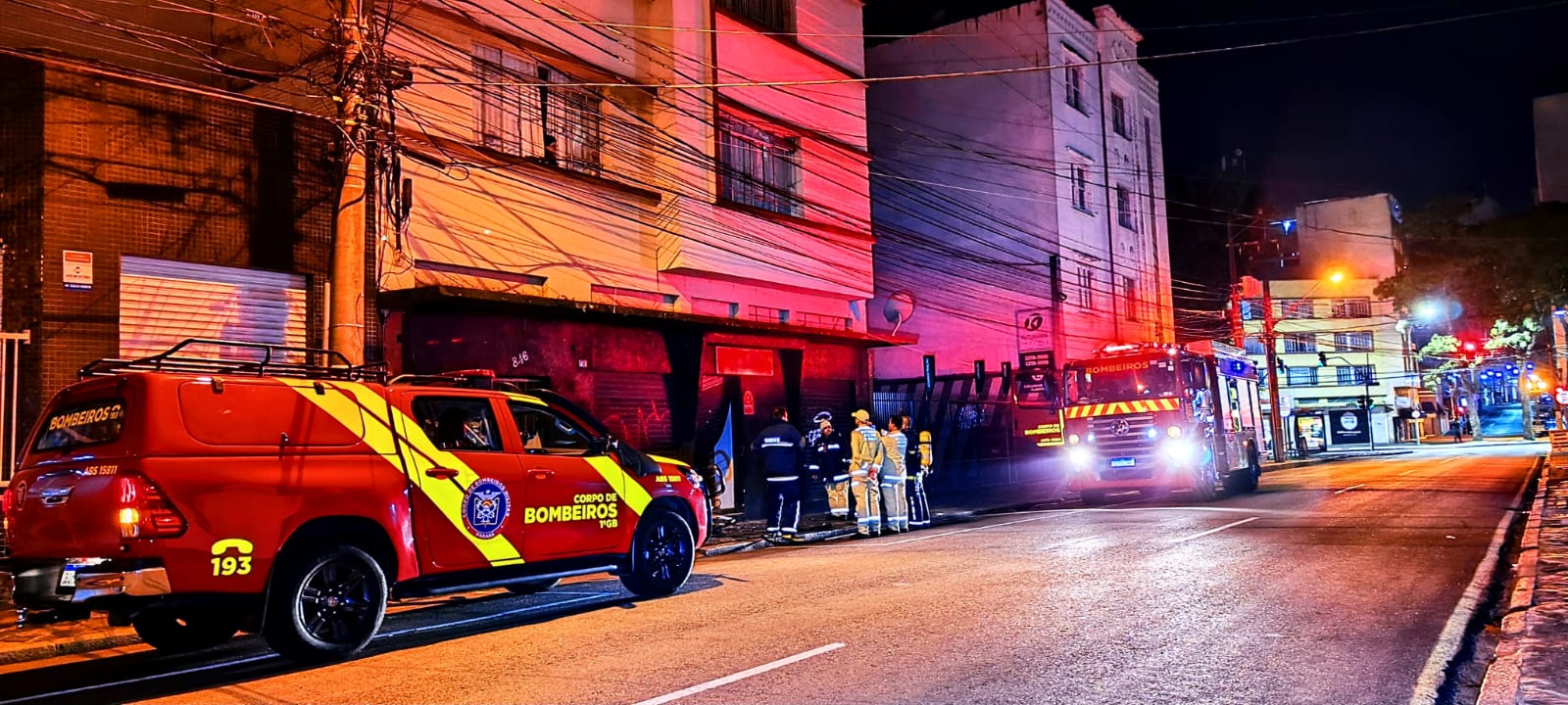 Compressor pega fogo dentro de sapataria no Centro de Curitiba