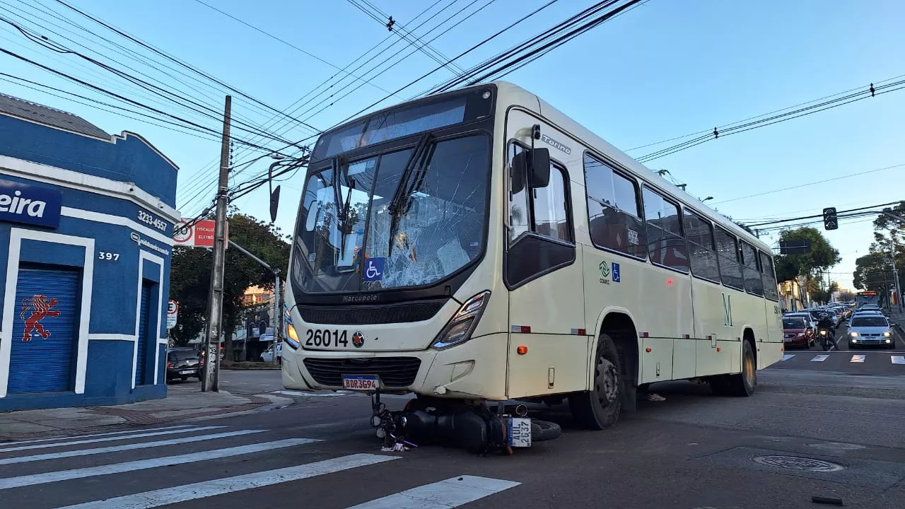 Moto vai parar embaixo de ônibus em acidente no Bom Retiro