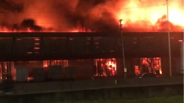 Vídeo: incêndio destrói barracão em Santa Catarina