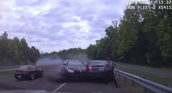 Policial escapa ileso de carro descontrolado