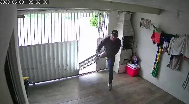 Vídeo: Homem bate palma e depois arromba portão pra roubar residência
