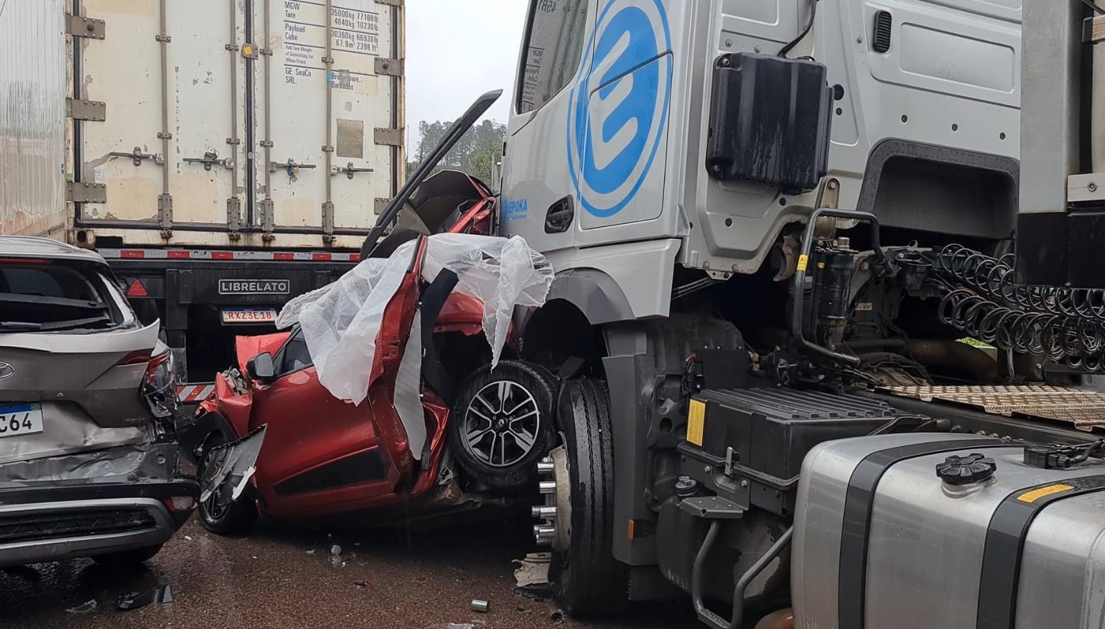 Vídeo mostra momento do engavetamento na BR-277; veja