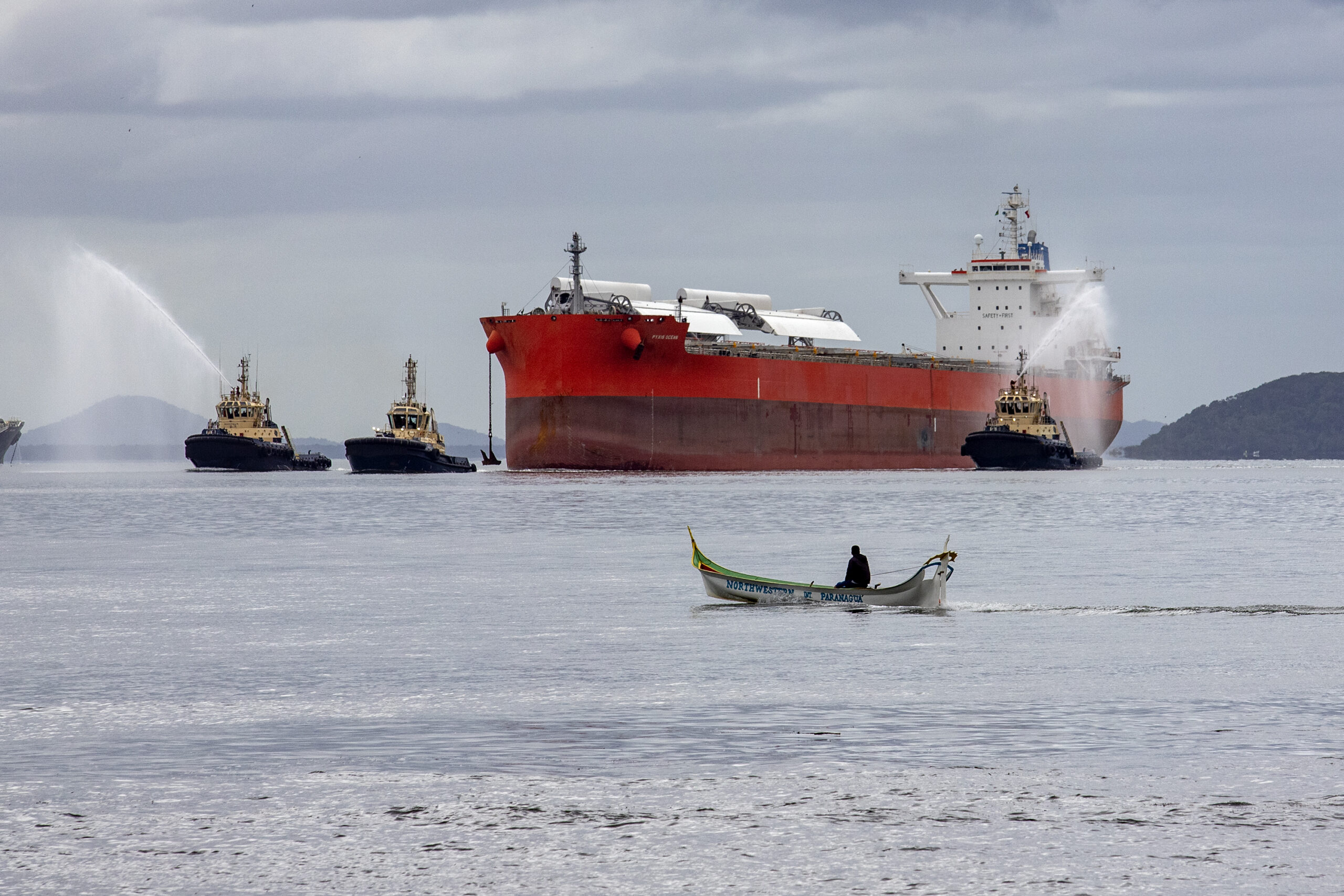 navio-cargueiro-movido-vela-paranagua