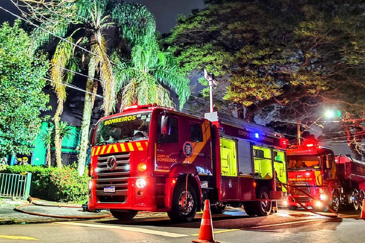 casa-desocupada-incendio-curitiba-10-10