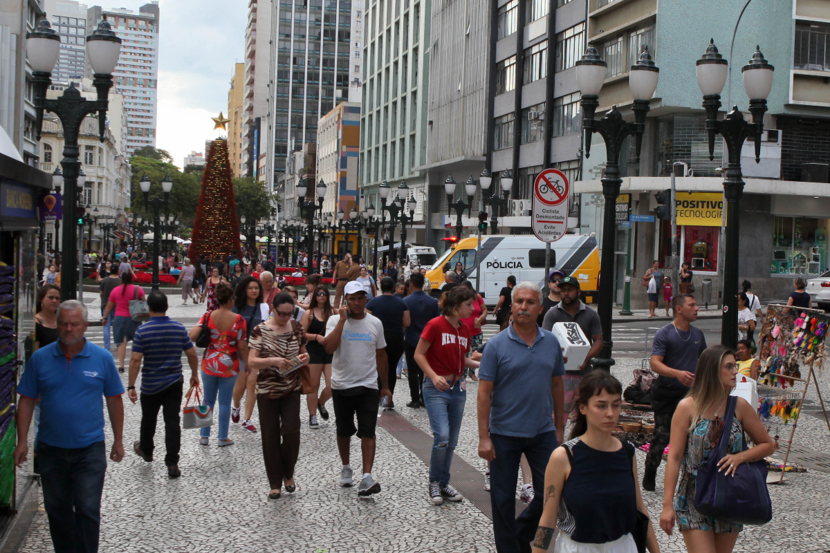 Curitiba tem quase 100 mil mulheres a mais do que homens