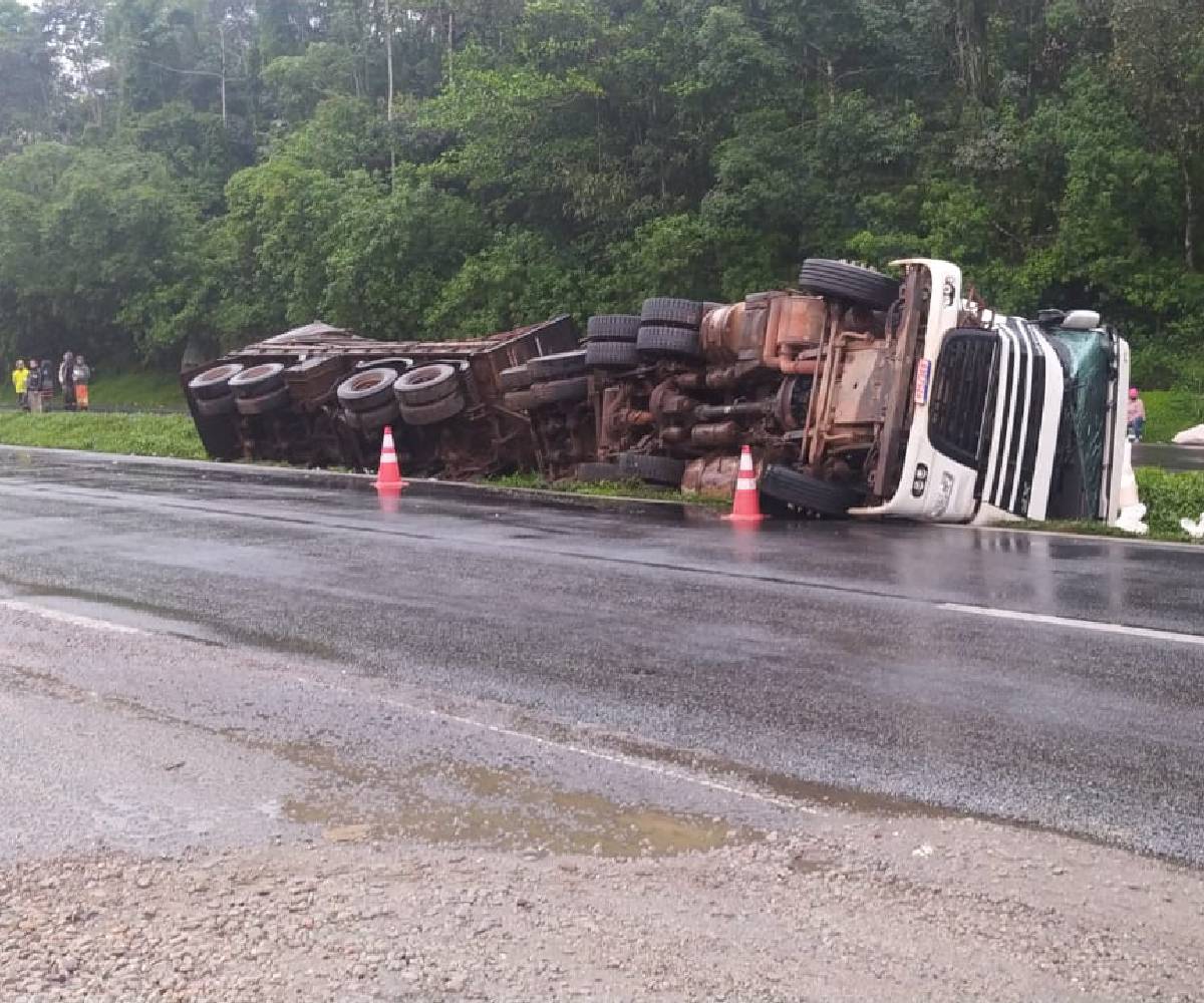 Acidente entre caminhões interdita faixa da BR-277, em Morretes - Massa News