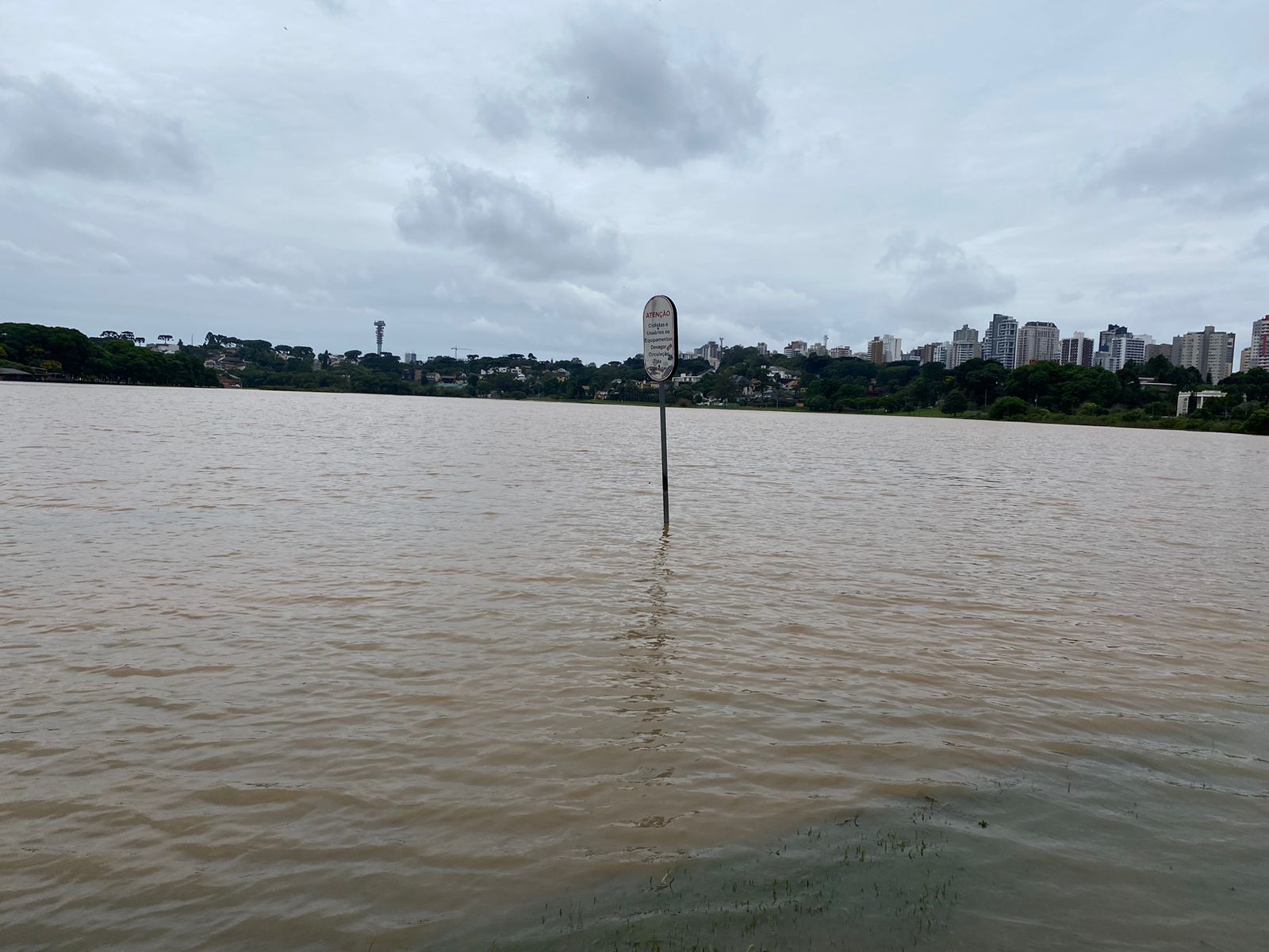 Parque Barigui Volta A Ficar Embaixo Dágua Com Excesso De Chuva Massa News 