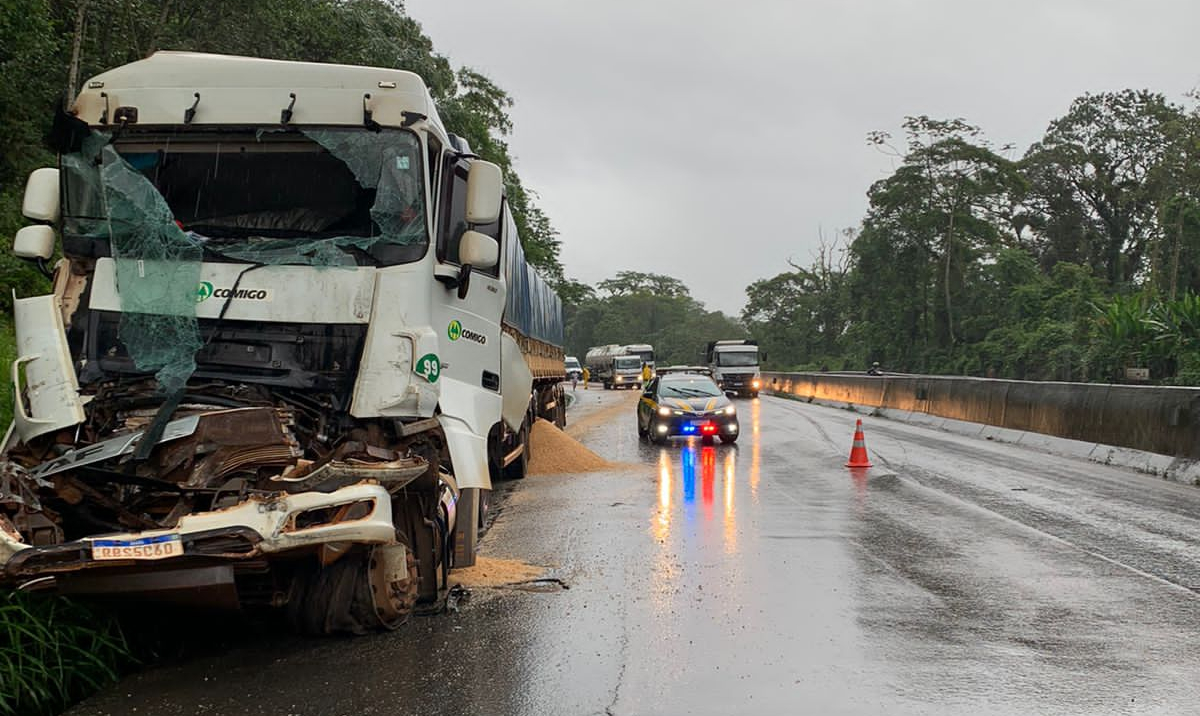 Acidente entre caminhões interdita faixa da BR-277, em Morretes - Massa News