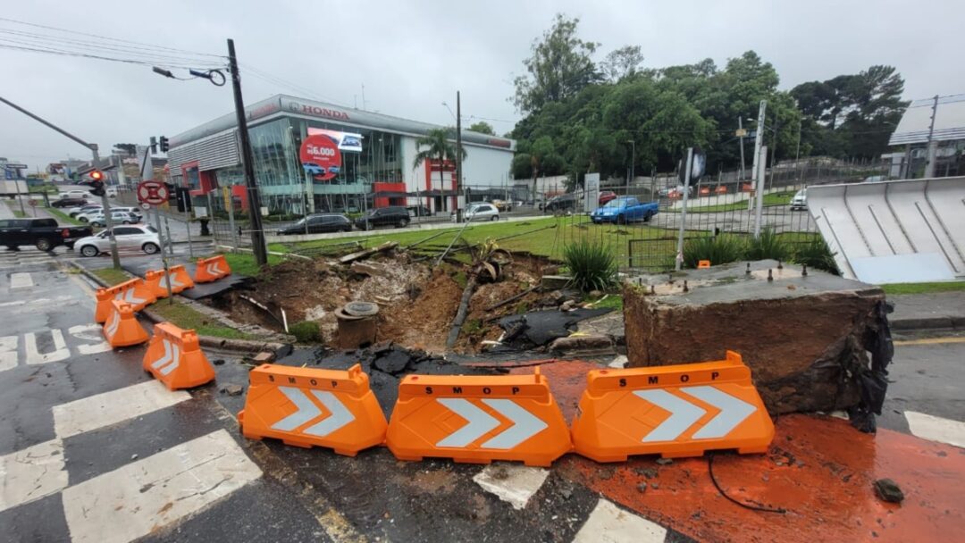 Cratera se abre em trecho da BR-277, no Orleans, em Curitiba