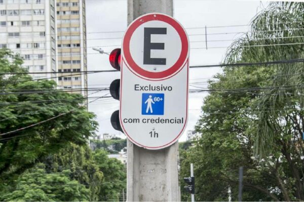 curitiba-recebe-novas-placas-de-transito