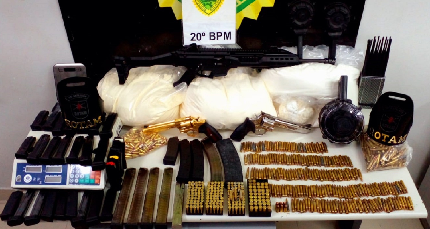 Armas e 30 kg cocaína são apreendidas em esconderijo no Uberaba