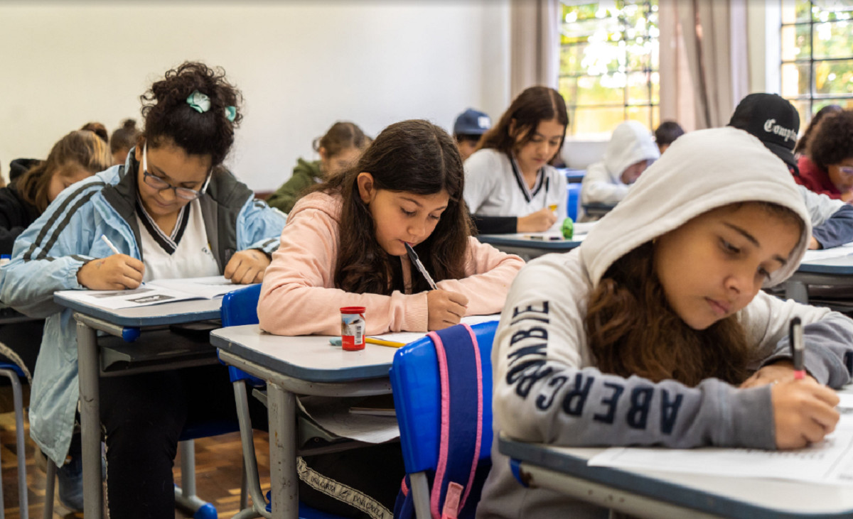 Quase um milhão de alunos do Paraná voltam às aulas na segunda-feira (5)
