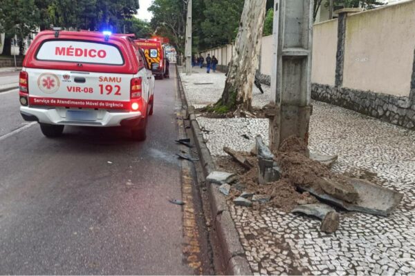 acidente-centro-curitiba-destroi-poste