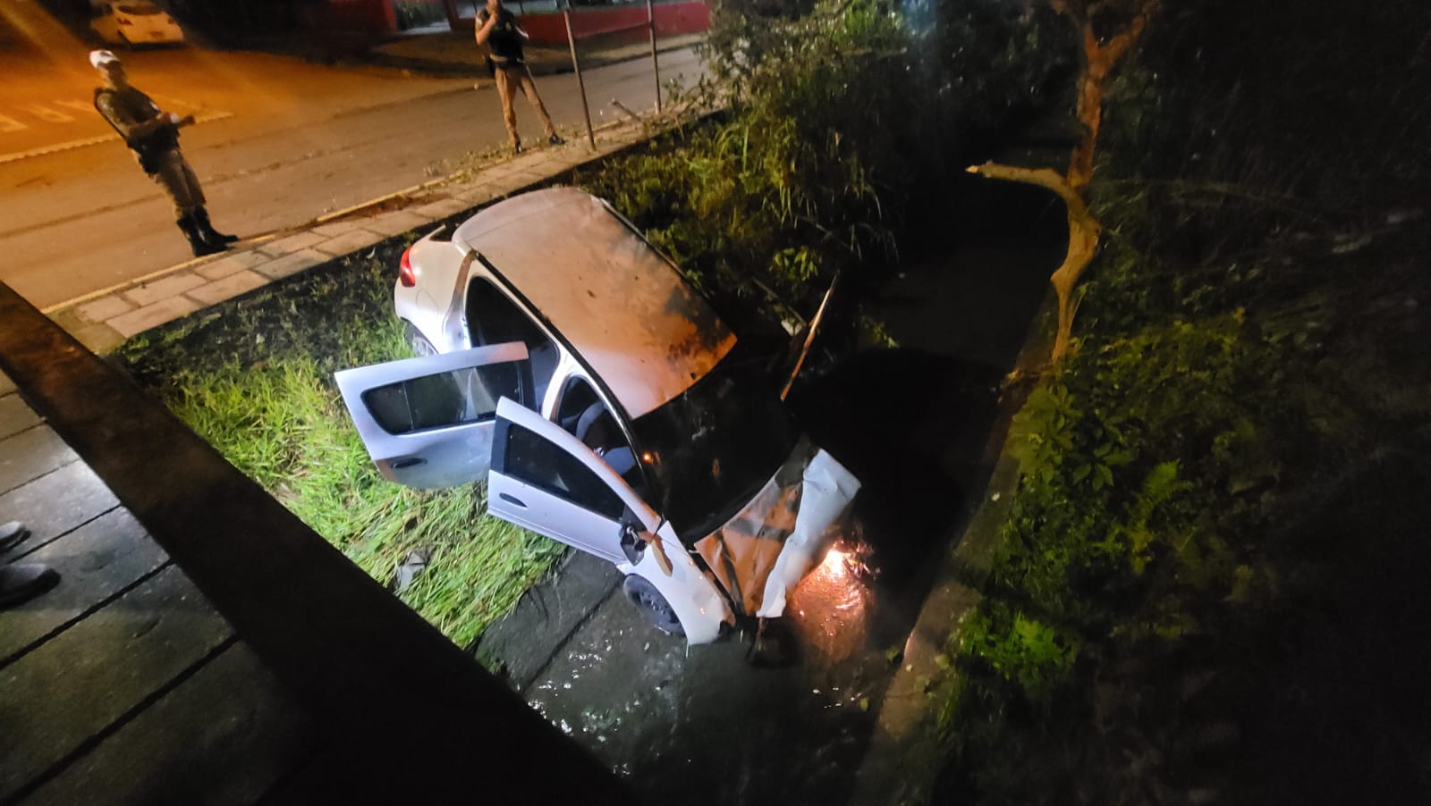 carro-corrego-boqueirao-motorista-bebado