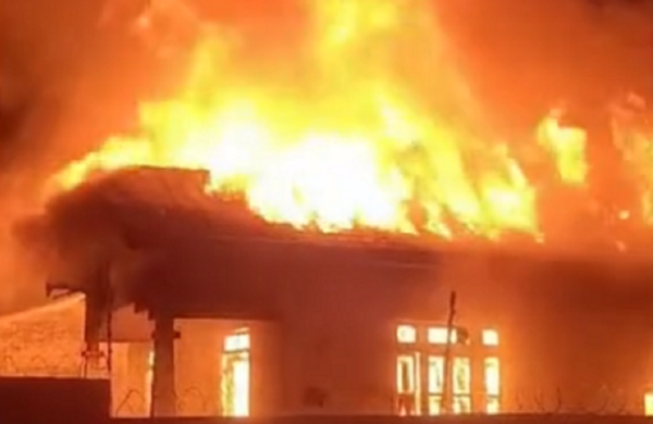 Incêndio deixa casa destruída após morador fazer uma fogueira no imóvel