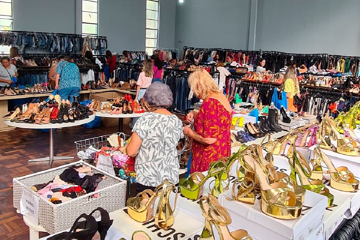 Bazar em Curitiba traz ofertas imperdíveis com roupas por R$ 10