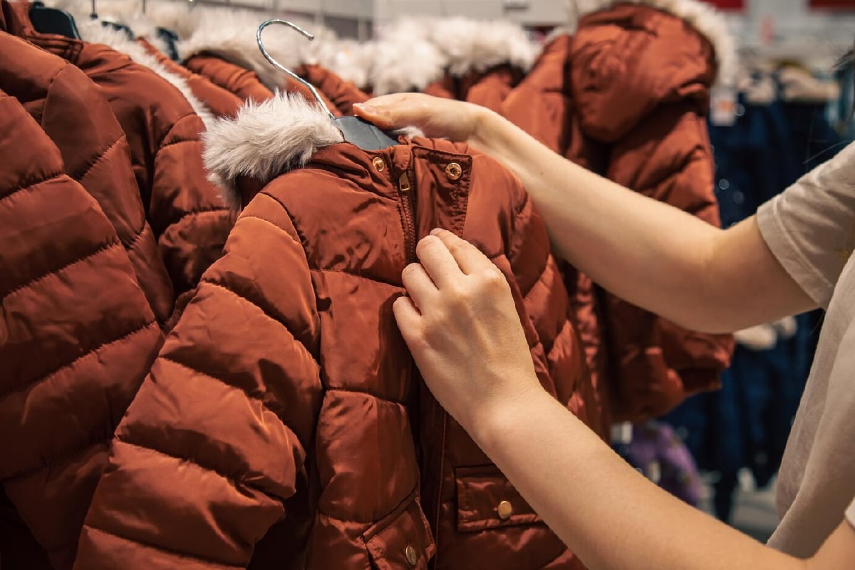Bazar em Curitiba traz roupas da Europa com preços imperdíveis