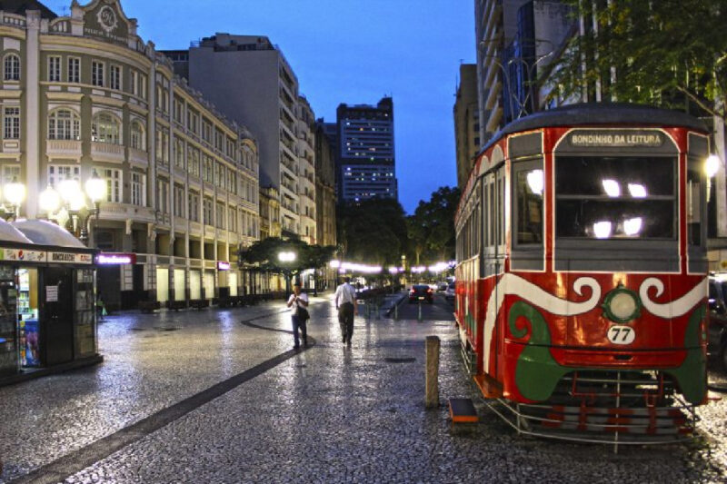 pedestre-esfaqueado-dinheiro-homem-situacao-de-rua