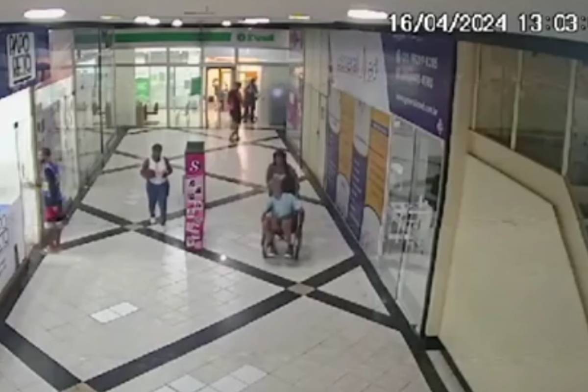 Imagens mostram mulher passeando com tio morto em shopping: assista