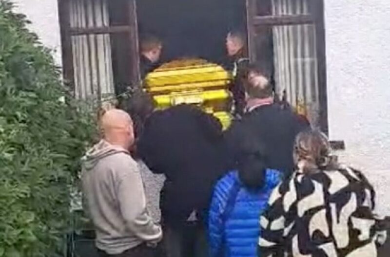Gangster irlandês é enterrado em caixão de ouro em funeral bizarro