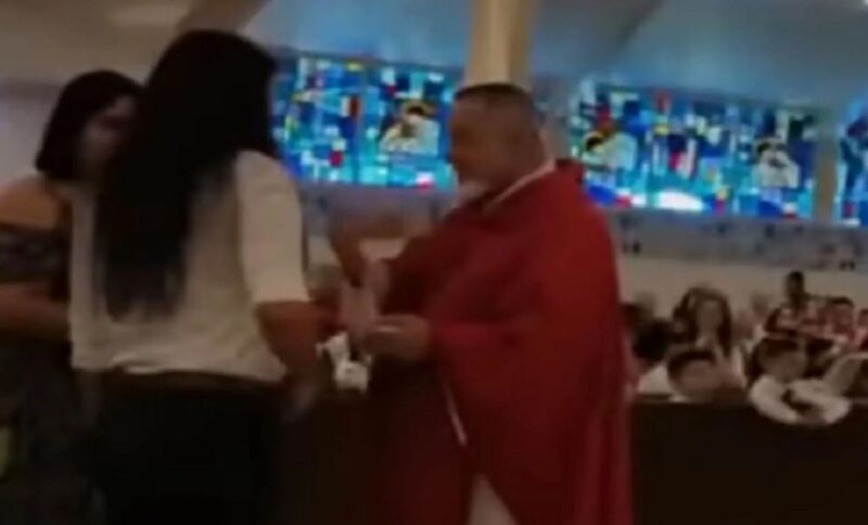 Padre morde mulher na missa após negar-lhe a comunhão