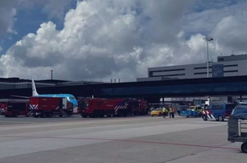 Pessoa é sugada por motor de avião em aeroporto de Amsterdã vídeos