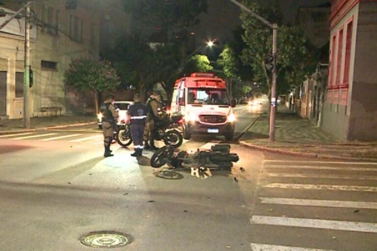 Acidente entre carro e moto no Mercês deixa motoboy ferido