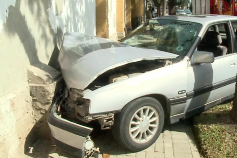 carro-bate-curitiba