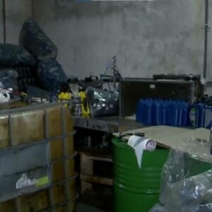 PM apreende óleo de veículos falsificado em barracão na Grande Curitiba
