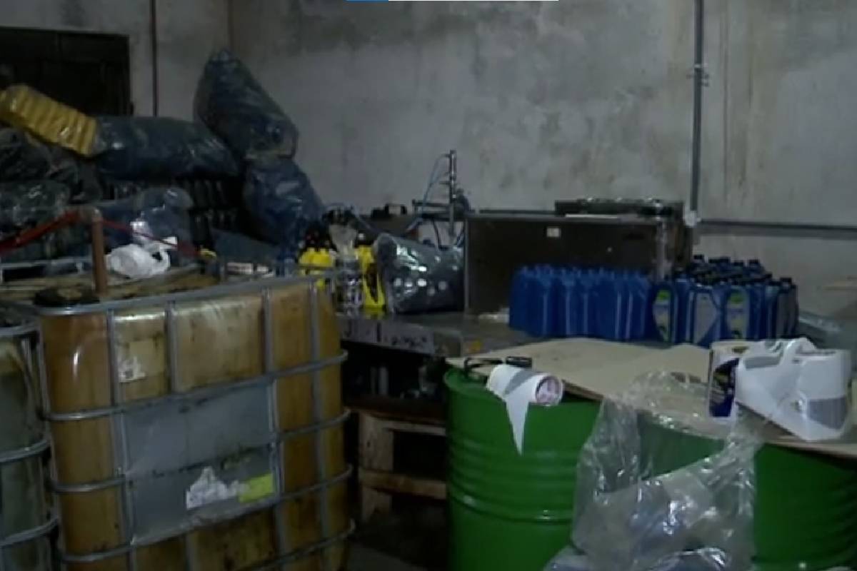 PM apreende óleo de veículos falsificado em barracão na Grande Curitiba