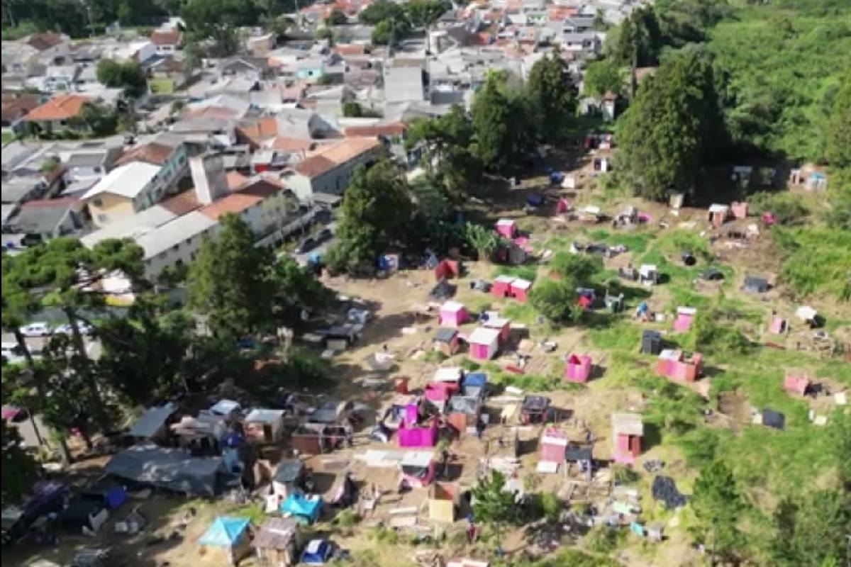 Reintegração de posse despeja 200 pessoas de terreno em Curitiba