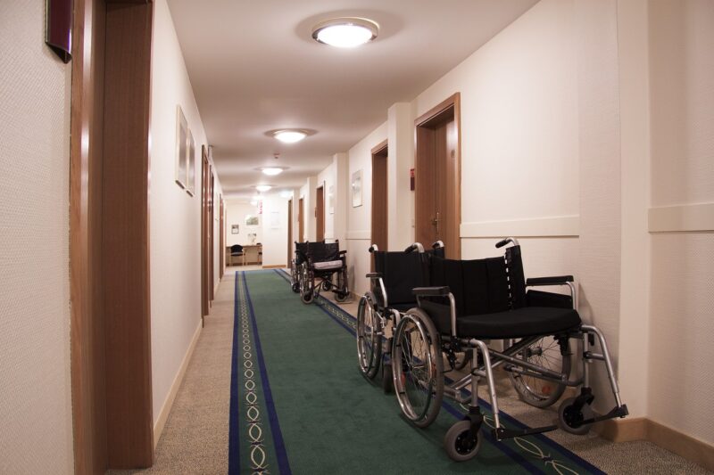Segurança filma cadeira de rodas andando sozinha em hospital