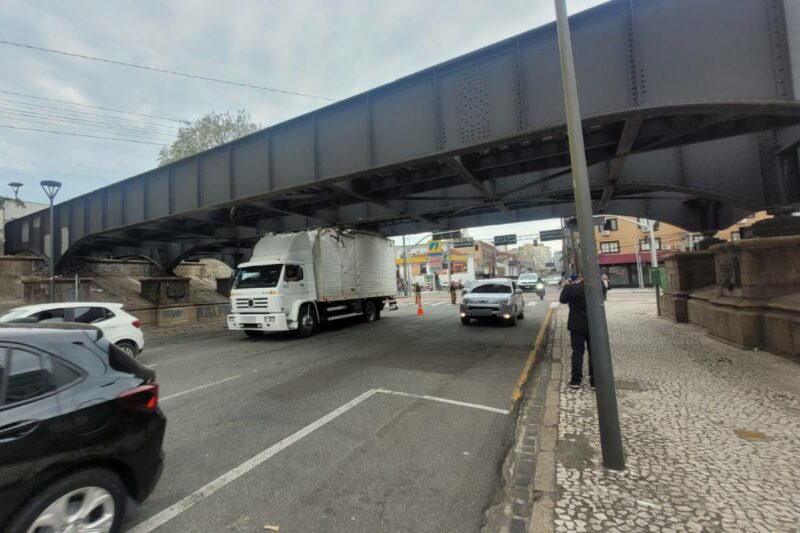 caminhao-entalado-ponte-preta