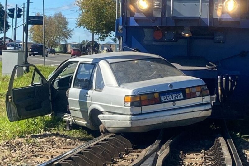 carro-arrastado-por-trem-cruzamento-em-pinhais