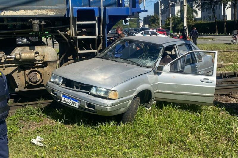 video-carro-com-pai-e-filho-arrastado-por-trem-pinhais