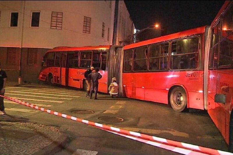 acidente-onibus-biarticulado-curitiba