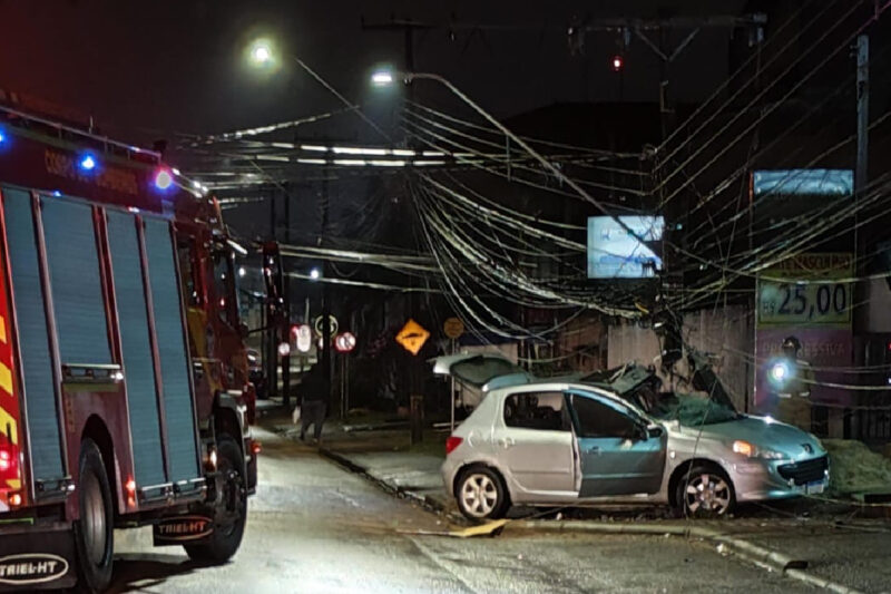 carro-bate-em-poste-sitio-cercado