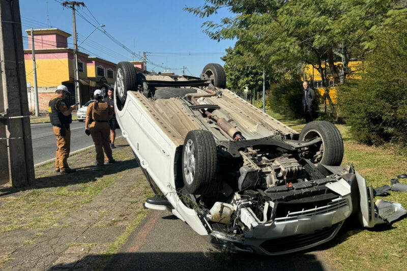 carro-capota-em-curitiba