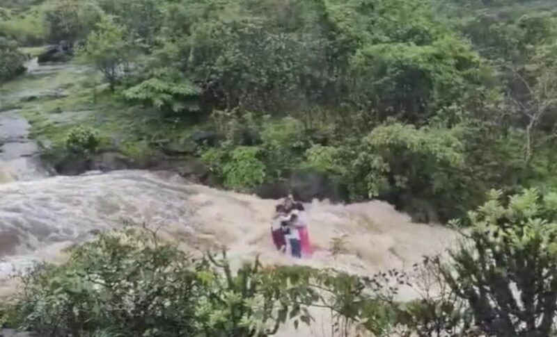 Família é arrastada por enchente na Índia: vídeo chocante!