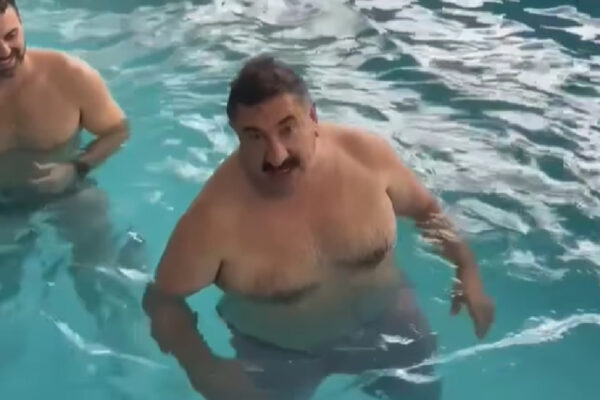 ratinho-na-piscina