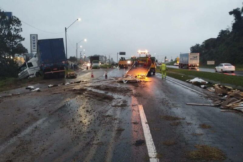 transito-contorno-leste-acidente-carreta